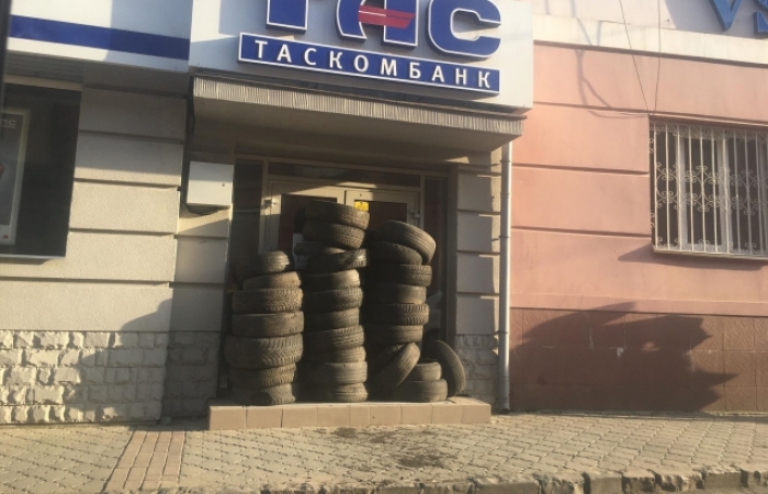 Всі три входи в "зачищений" грабіжниками банк на Закарпатті закладені облитими бензином автошинами!