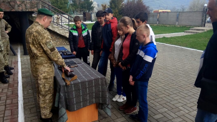 Закарпатські школярі азартно розбирали та збирали "калаші"!
