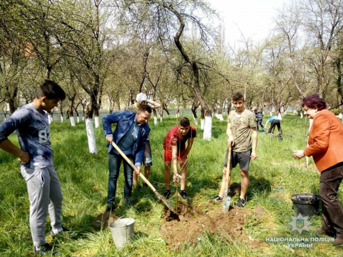 Діти-інтернатівці запросили полісменів на перший врожай "поліцейського" саду в Ужгороді!