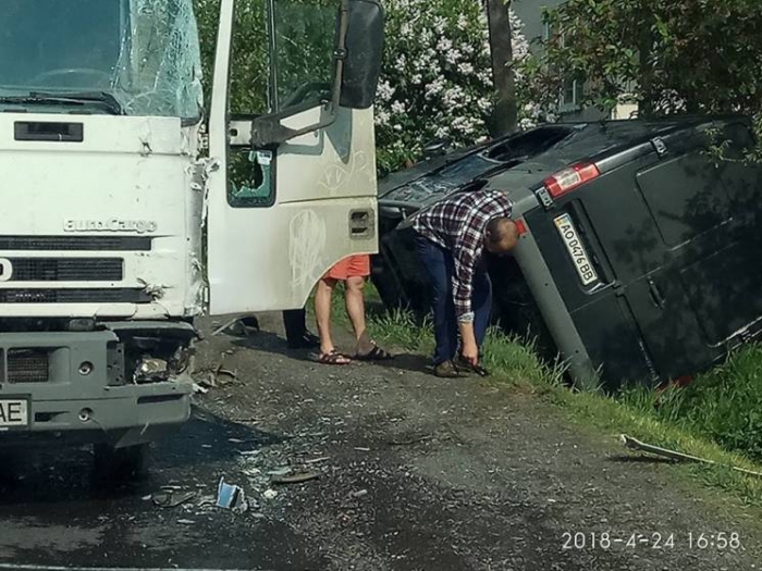 "Сальто-мортале" з дороги зробив "мікрик" на Закарпатті