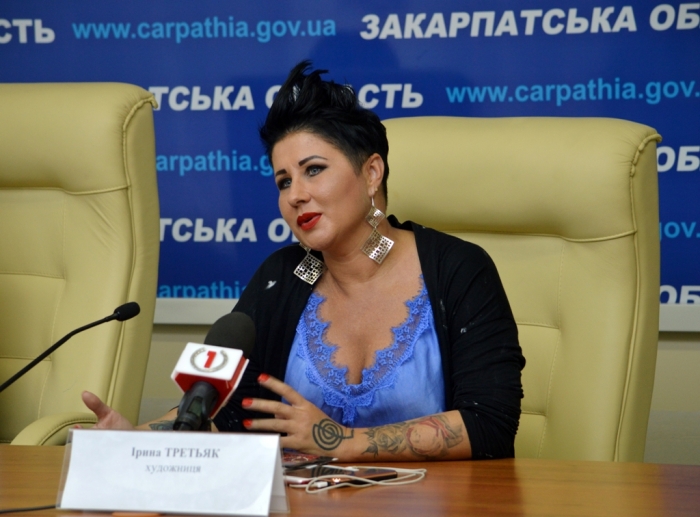 Талановита художниця привезла в Ужгород майже два десятка своїх творінь у стилі "дизайн-живопису"