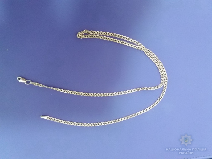 У Берегові грабіжник зірвав з шиї жінки золотий ланцюжок та відібрав гроші