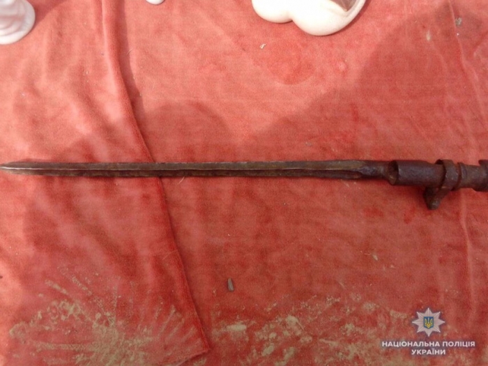 Мукачівець приніс на ринок штик-ніж – "товаром" зацікавилась поліція