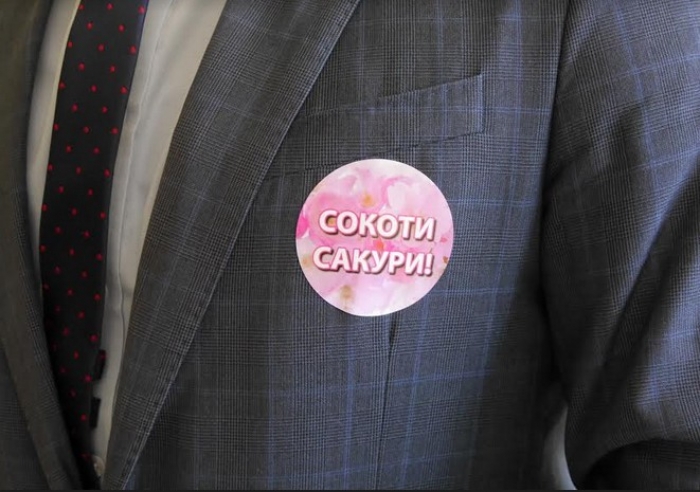 В Ужгороді стартує роздача наліпок-застережень «Сокоти сакури!»