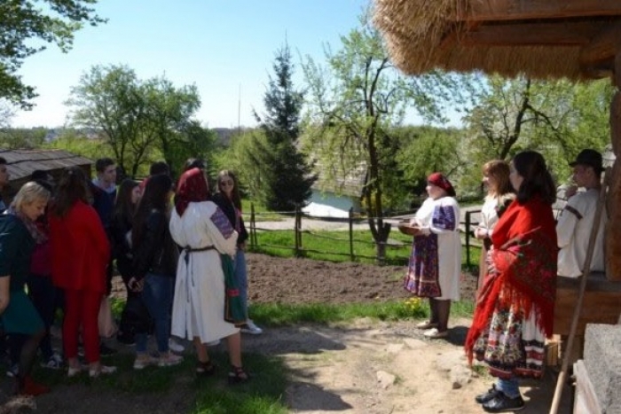 В Ужгородському скансені майбутні готельники та туризмознавці УТЕК КНТЕУ засівали по-закарпатськи!