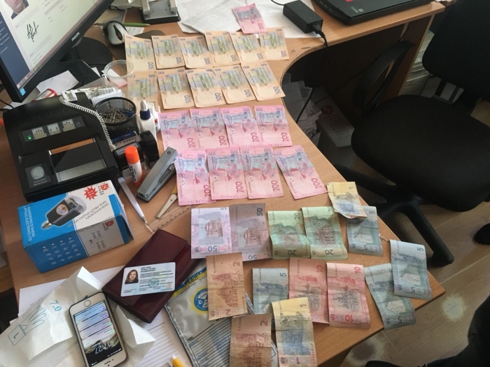 На Закарпатті при отриманні хабара затримано керівника районного відділу державної міграційної служби