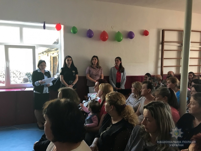 Працівники поліції поспілкувалися з батьками школярів на Тячівщині