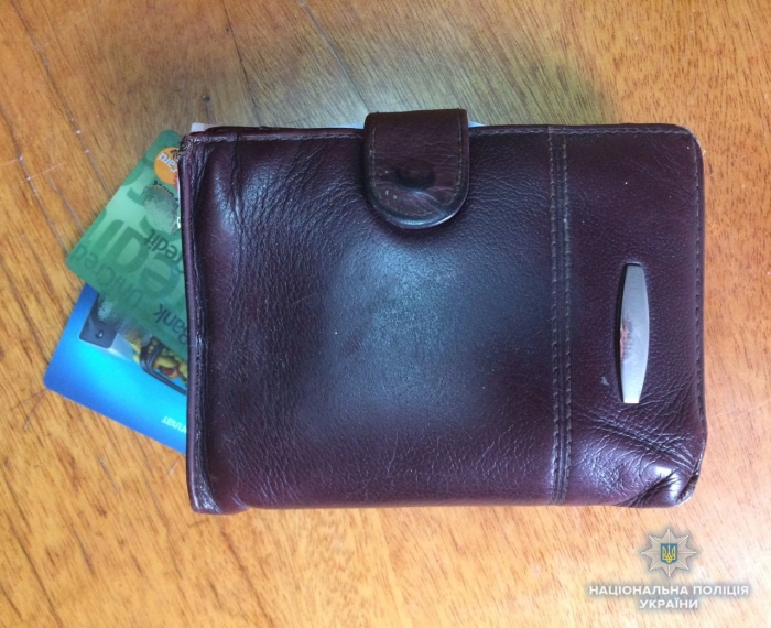Мукачівський злодій устиг викрасти гаманець з банківськими картками і розрахуватися ними за продукти