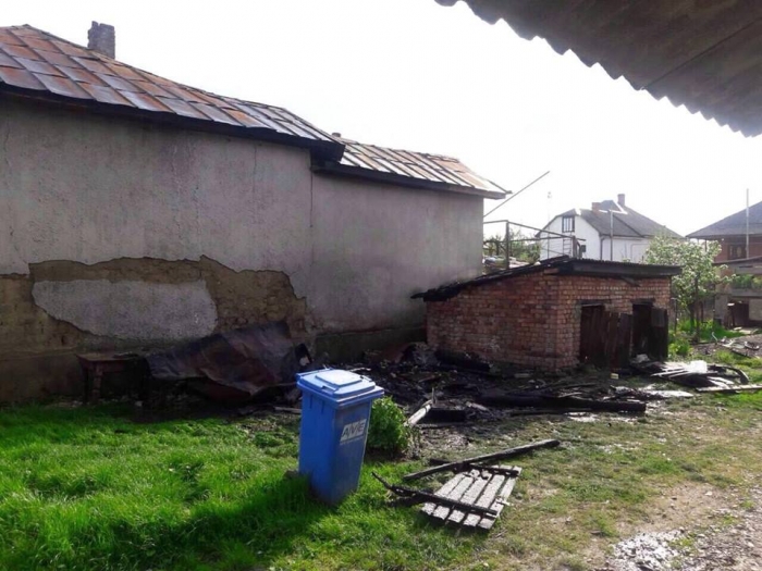 Закарпатські вогнеборці ліквідували 2 пожежі в надвірних спорудах