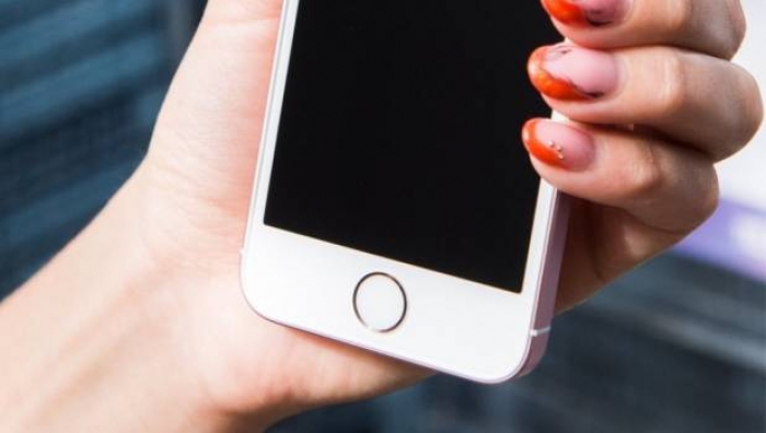 В Ужгороді жінка виманила мобільний у знайомої і втекла