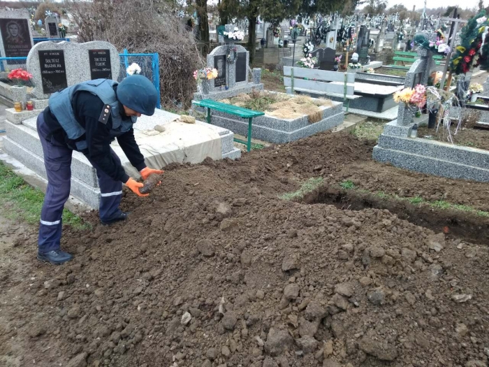 У Чопі, під час копання могили, виявлено артилерійський снаряд часів Другої світової війни