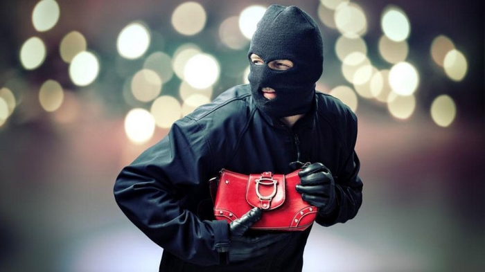 В Ужгороді злодій вирвав у жінки з рук сумку з документами та телефоном