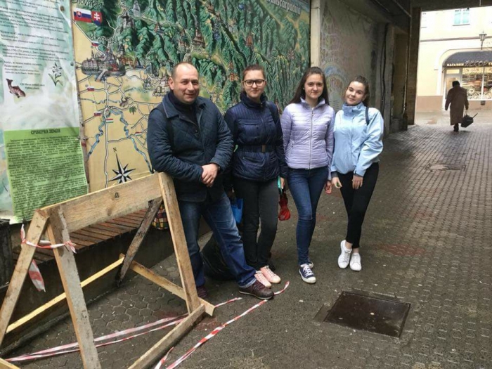 Ужнівці на чолі з Шандором вирішили попрацювати на благо міста – поприбирали пасаж Баті
