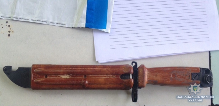 Мукачівщині поліція затримала місцевого "торговця" штик-ножем