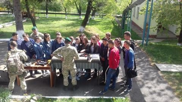 "Зелені кашкети" навчили закарпатських дітлахів основам стрільби з автоматів 