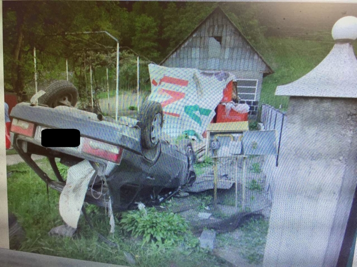 На Закарпатті "Жигулі" таранили металеву огорожу — керманич у реанімації