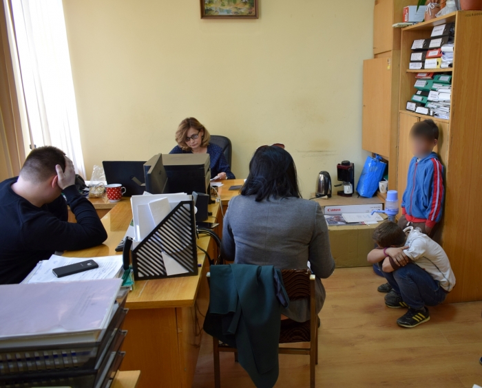В Ужгороді соцслужби спіймали двох дітей, які займалися жебракуванням