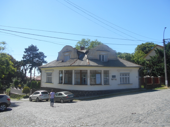 В Ужгороді біля замку відновлять будинок, де більше століття тому в круглому салоні кавувала міська еліта

