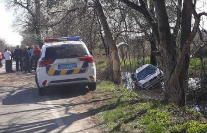 На Берегівщині поліцейське авто – в кюветі