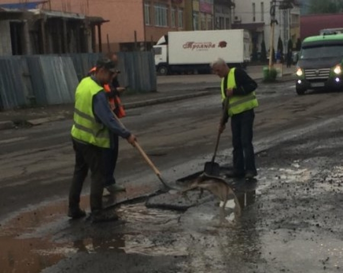 "Заасфальтована" водою дорога з’явилася у селищі на Закарпатті
