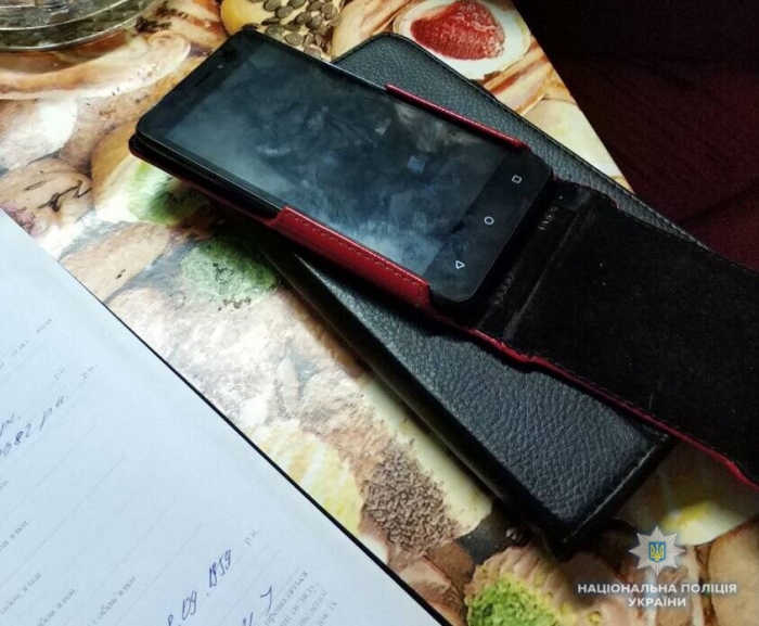 Берегівська "загадка": До розфасовки товару телефон був, опісля — зник!