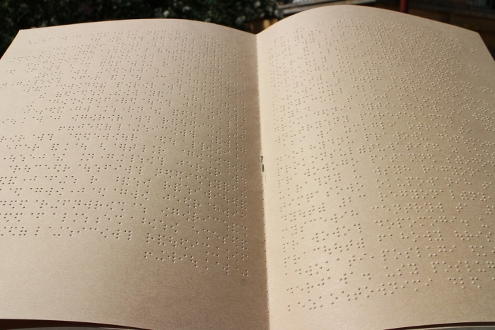 Буклети шрифтом Брайля сприятимуть поширенню інформації серед закарпатців з інвалідністю по зору