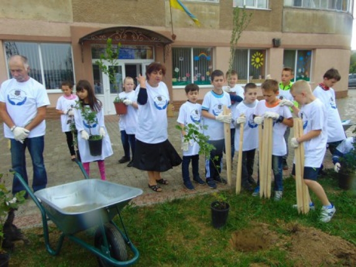 У столиці Закарпаття відтепер є своя "Алея єднання" із троянд