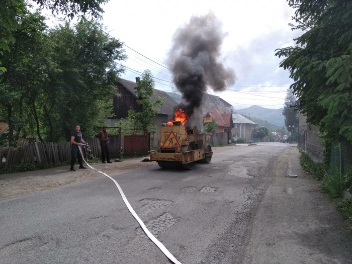 Як на Закарпатті бійці ДСНС "важкоатлетичний" транспорт від вогню рятували...