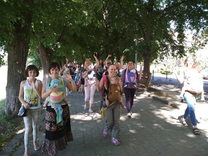 Набережною Незалежності в Ужгороді продефілювали мами з малюками
