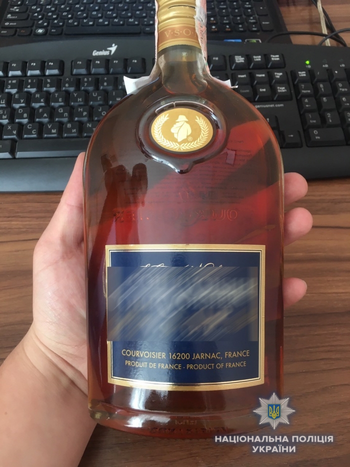 За два дні мешканець Ужгородщини тричі викрадав елітний алкоголь та чужі речі