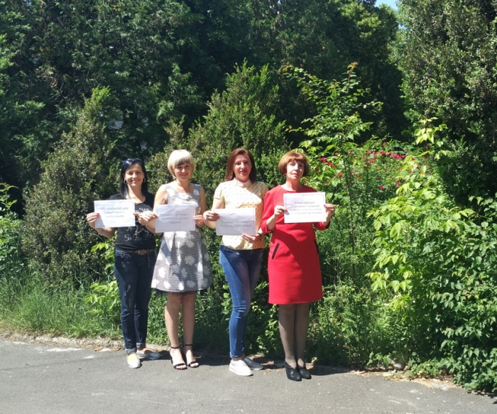 Мукачівські пенсійники провели флешмоб "Зарплата в конверті – втрачені соціальні гарантії"