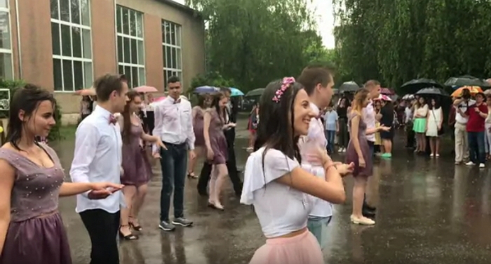 На Закарпатті навіть небо плакало за цими випускниками!