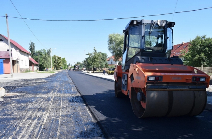 В Ужгороді асфальтують вулицю Олександра Можайського