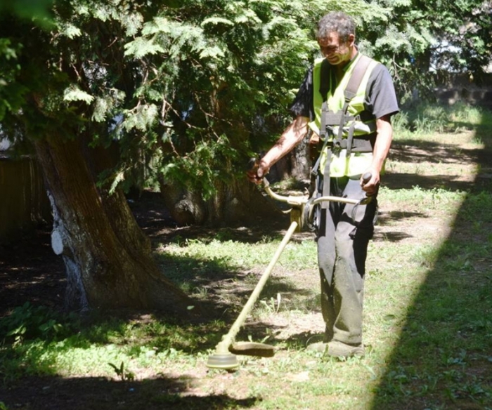Ужгород сьогодні прибирають від сміття, косять траву, обрізають дерева, приводять до ладу вуличне освітлення 