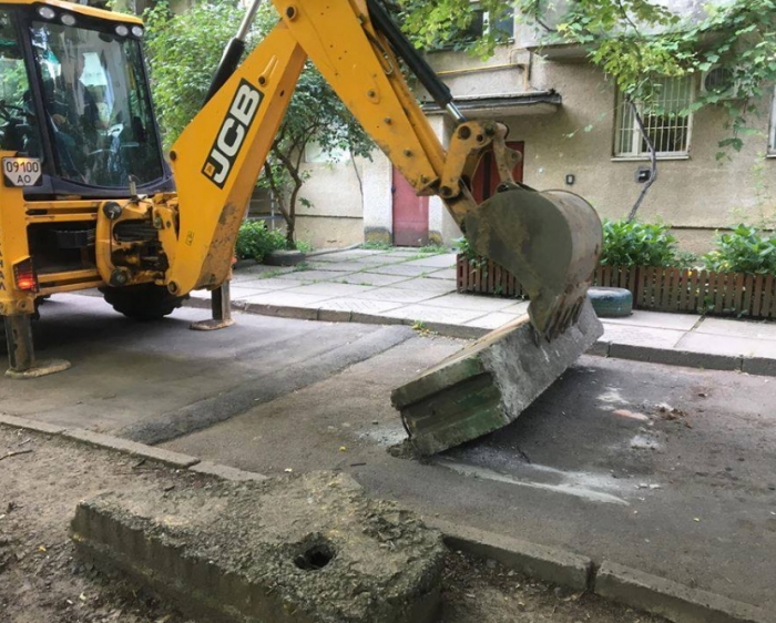 На вулицях Ужгорода проводять демонтаж обмежувачів-"самобудів"