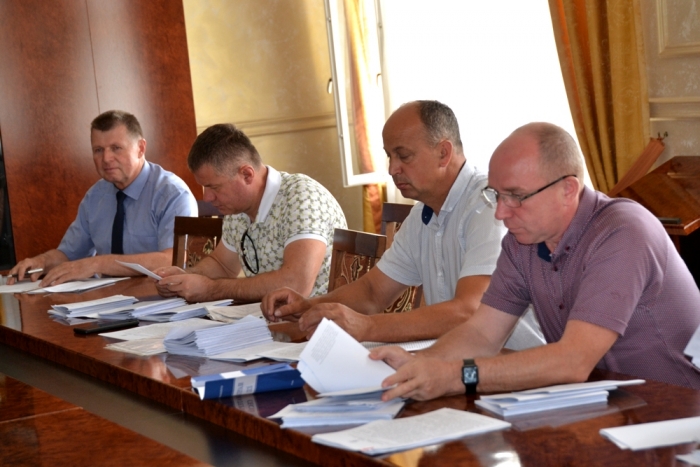 Спірну проблему розпорядження земельними ділянками та "мисливське" питання обговорили депутати облради