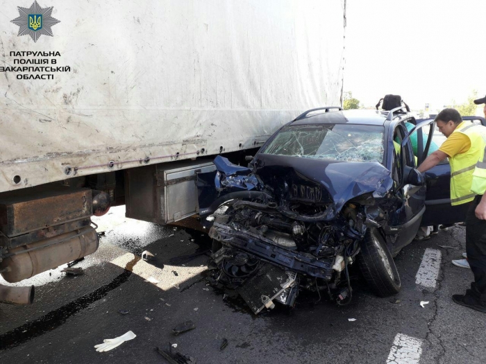 Автоаварія на Ужгородщині: двоє людей отримали травми та госпіталізовані