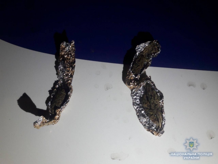 Поліцейські у 18-річного мукачівця вилучили згортки з наркотичним засобом