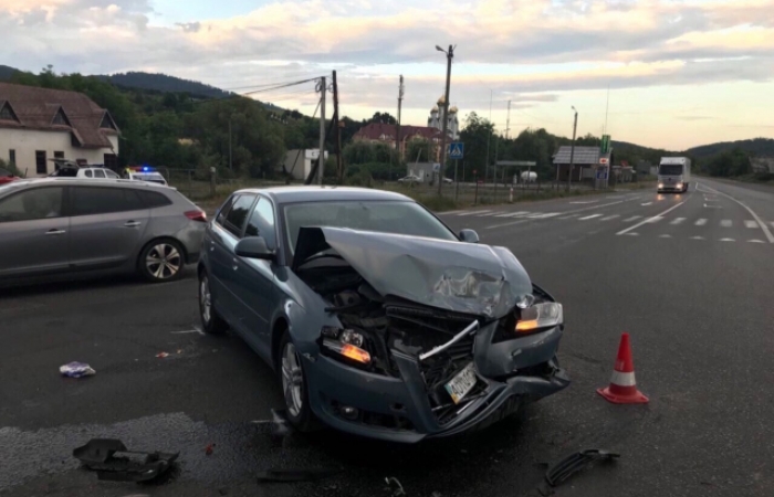 У Мукачеві – руйнівний "поцілунок" двох елітних іномарок