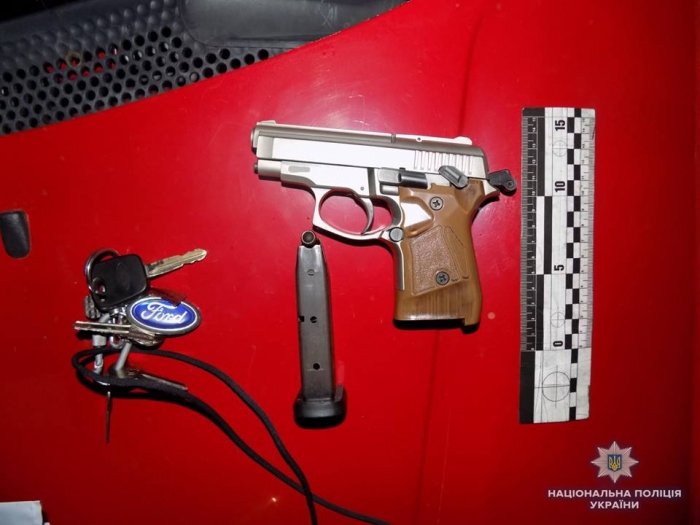 Хустянин порушував ПДР і роз’їжджав з пістолетом без документів