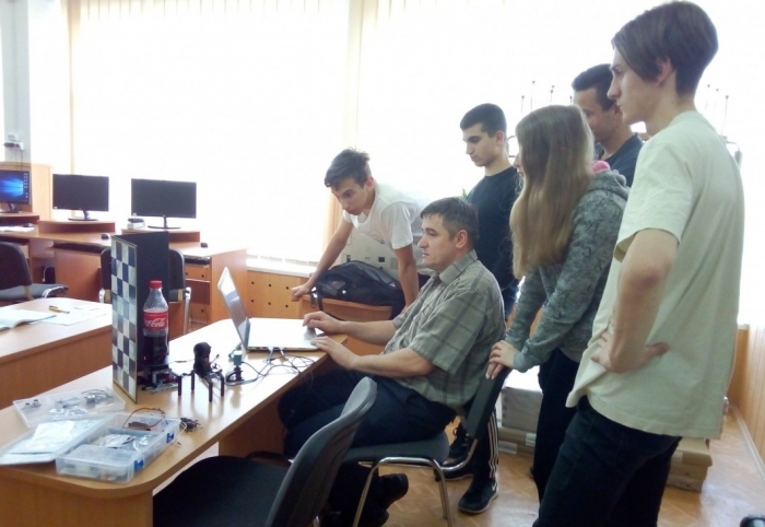 Закарпатські студенти на гуртку з робототехніки спроектували 3D-сканер