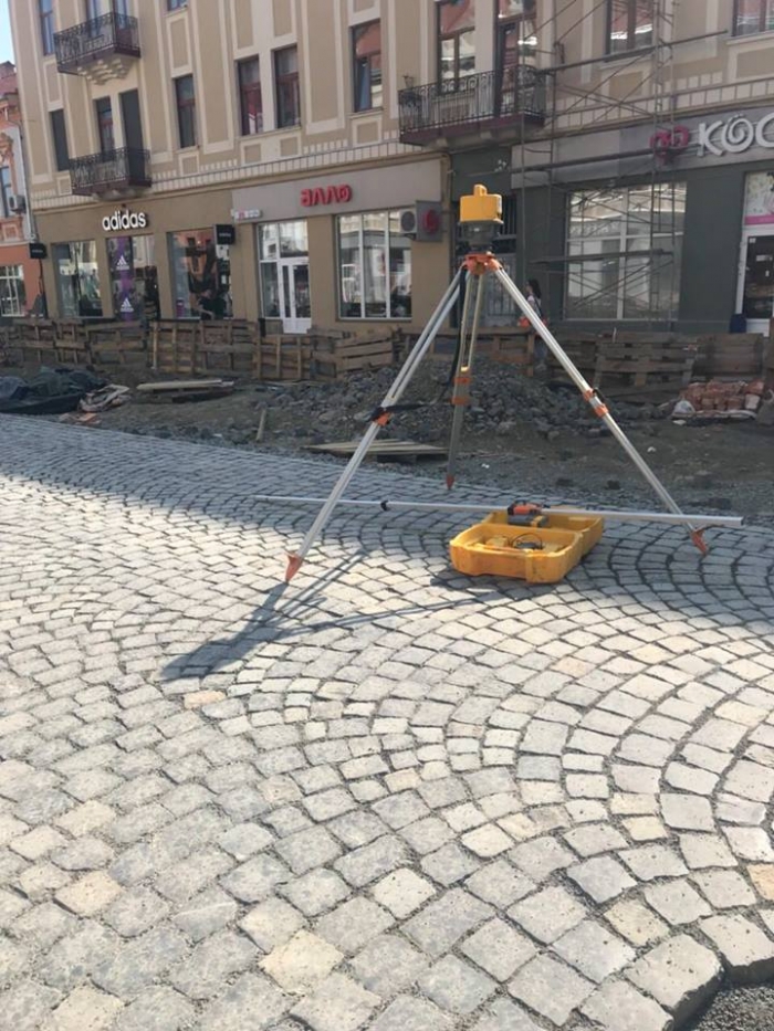 Площу Петефі в Ужгороді вимощують бруківкою, а на Георгія Кірпи ставлять чистовий шар асфальту