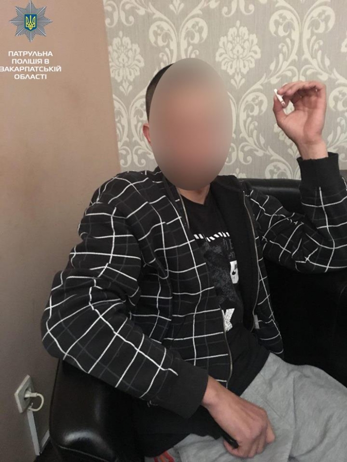 У Мукачеві серед білого дня трійко чоловіків розповсюджували наркотичні речовини