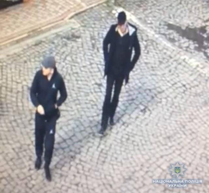 Поліцейські Мукачева розшукують осіб, причетних до крадіжок з будинків (ФОТО)