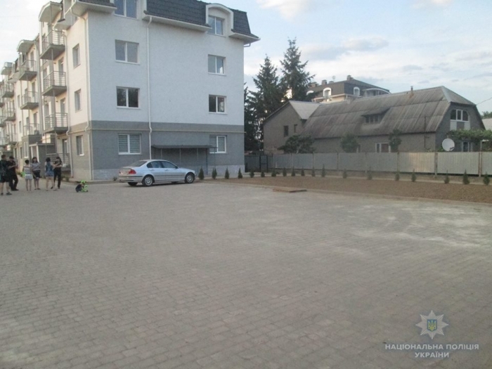 Ужгородські поліцейські розшукують водія, який наїхав на дитину і втік