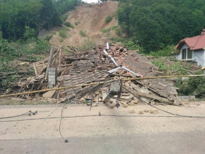 На Мукачівщині через зсув ґрунту мешканці залишилися без хат (ФОТО)
