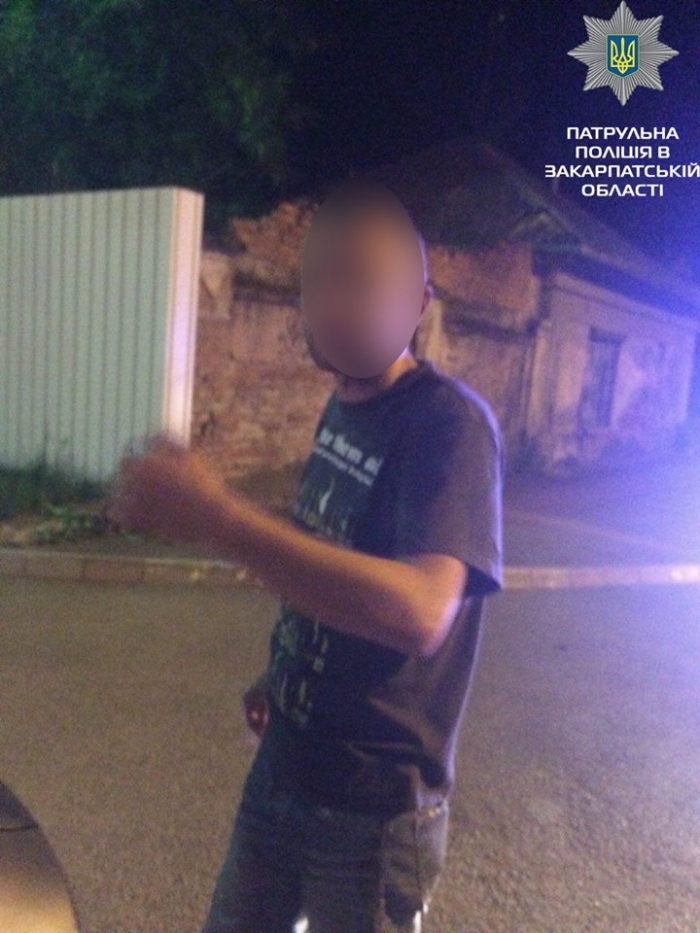 Ужгородські патрульні зупинили водія за порушення ПДР, а виявили наркотичну речовину