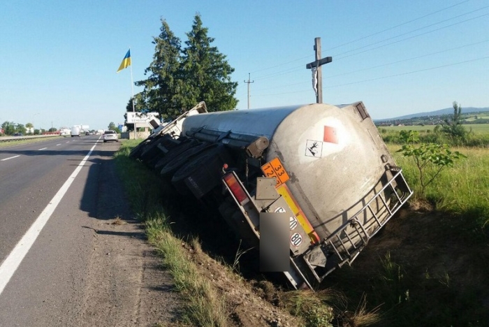 ДТП при в'їзді в Ужгород – бензовоз перекинувся на узбіччя