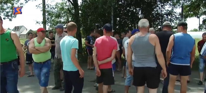 Перекриття дороги на Виноградівщині: жителі сіл налаштовані рішуче, відступати ніхто не збирається