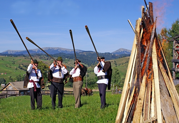 Понад дві сотні представників фольклорних колективів та народних майстрів з Верховини виступили у Полтаві